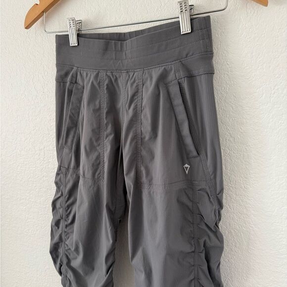 Ivivva by Lululemon Ruched Cropped Pants in Grey | Size 8 Girls - Picture 3 of 4